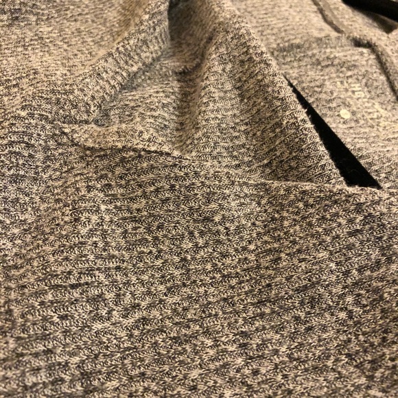 DONATED to local social worker🙏 Hollister Long sleeve v-neck ribbed top - Picture 3 of 3